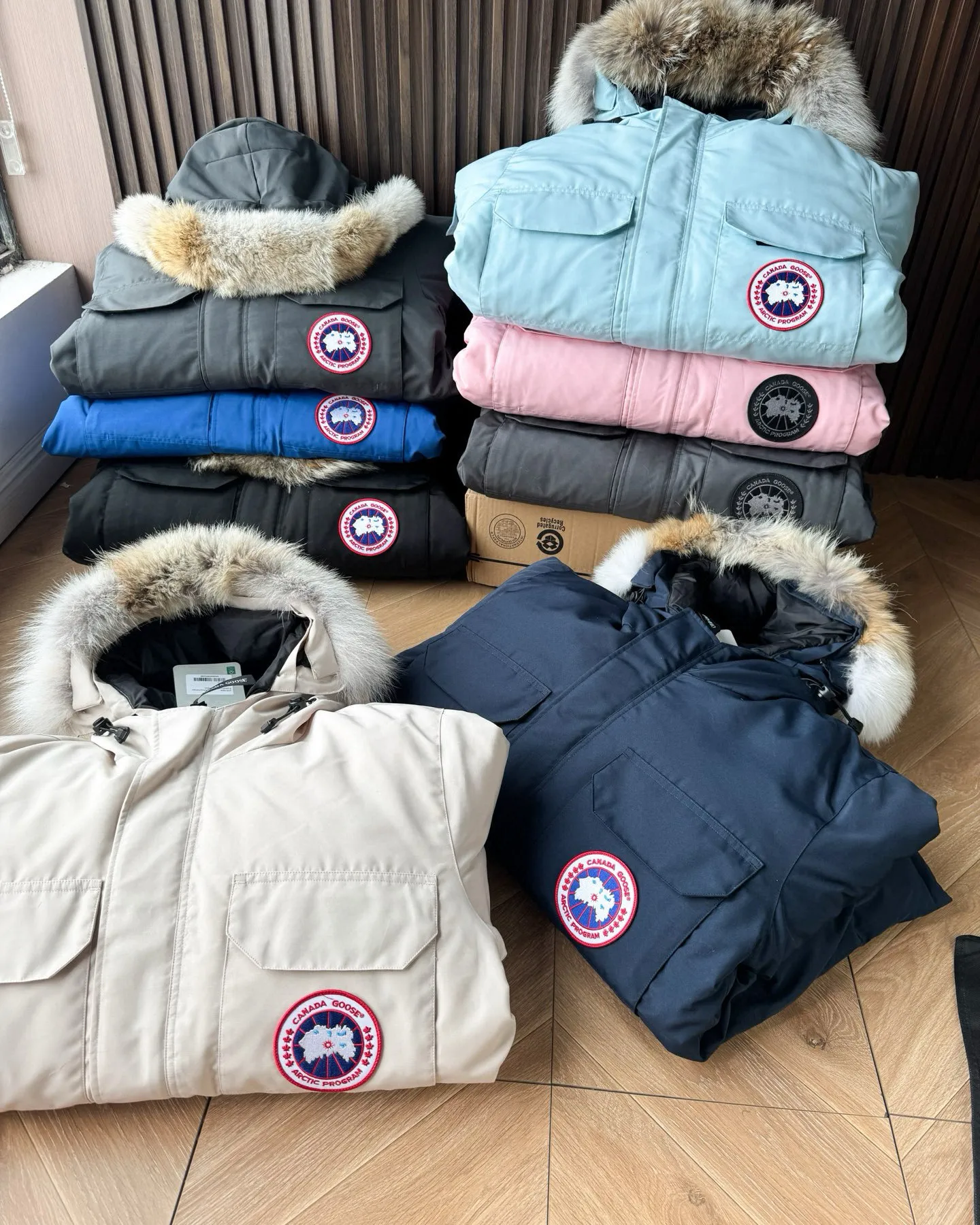 P780 🆕 Top original version, supports chip sensor with handbag 𝗖𝗮𝗻𝗮𝗱𝗮 𝗚𝗼𝘀𝗲 / 🇨🇦 Canada Goose 08 Down Jacket ⚠️ Partners who have been cooperating with us in the past few years know that no matter what is produced outside, our pure genuine trading company ships ❗️ After the test of time, we have received rave reviews. You can compare the market products with us. If you are not satisfied, you can return it at will. You are also welcome to come to ZG to see it and then come to my home to buy‼  1⃣️ The filling is 80% white duck down, with a weight of 500g. Regarding the down content, you can feel it with your hands. Good down has no embarrassment and can be called a walking duvet! 2⃣️ The fabric is made of Feather-Light 10D waterproof coating fabric, which is made of 84.5 polyester fiber and 15.5 cotton. The surface is treated with a special Teflon protective coating produced by DuPont to prevent wind and splash water, and makes the clothing anti-pollution and long-lasting new features! 3⃣️ One-piece seamless cuffs, 13cm official length, all seals are stamped, and all the inner liner is hemmed. The overcoat means sewing all the inner liner once. On the one hand, it is to prevent the velvet from running off, and on the other hand, it can keep the stiffness of the clothes! 4⃣️ Original Yoshida Kogyo Kabushikigaisha zipper, top-grade zinc alloy electroplated zipper with the highest specifications, using precise Japanese craftsmanship, raw materials and management methods. Each zipper can withstand 100,000+ openings and closings 5⃣️ The detachable fur collar is made of top-grade imported wolf fur, which is not comparable to the loose and soft raccoon fur and fake fur on the market. It is a natural Siberian coyote fur collar. The delicate and strong feel is the sense of life that comes from the erosion of wind and frost in nature. 6⃣️ Main logo double-thread 9-needle locking stranded embroidery, electronic digital automatic embroidery, maple leaves with sharp edges. Size: XS-XXL Color: black, off-white, graphite gray, sapphire blue Dark Blue Pink Azure Graphite Gray Black Label Shoulder Width Chest Sleeve Length Clothes Length Recommended Weight kg 67 87 80-90 2XL 58 136 69 89 90-105